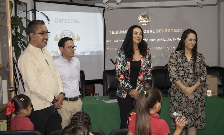 El día de hoy visitaron el Tribunal Electoral del Estado (TEEMICH) las niñas y niños estudiantes del Jardín de niños “Emilio Carranza”, familiares y docentes, con la finalidad de conocer los diferentes oficios u profesiones; así como sus actividades y como contribuyen a la sociedad.