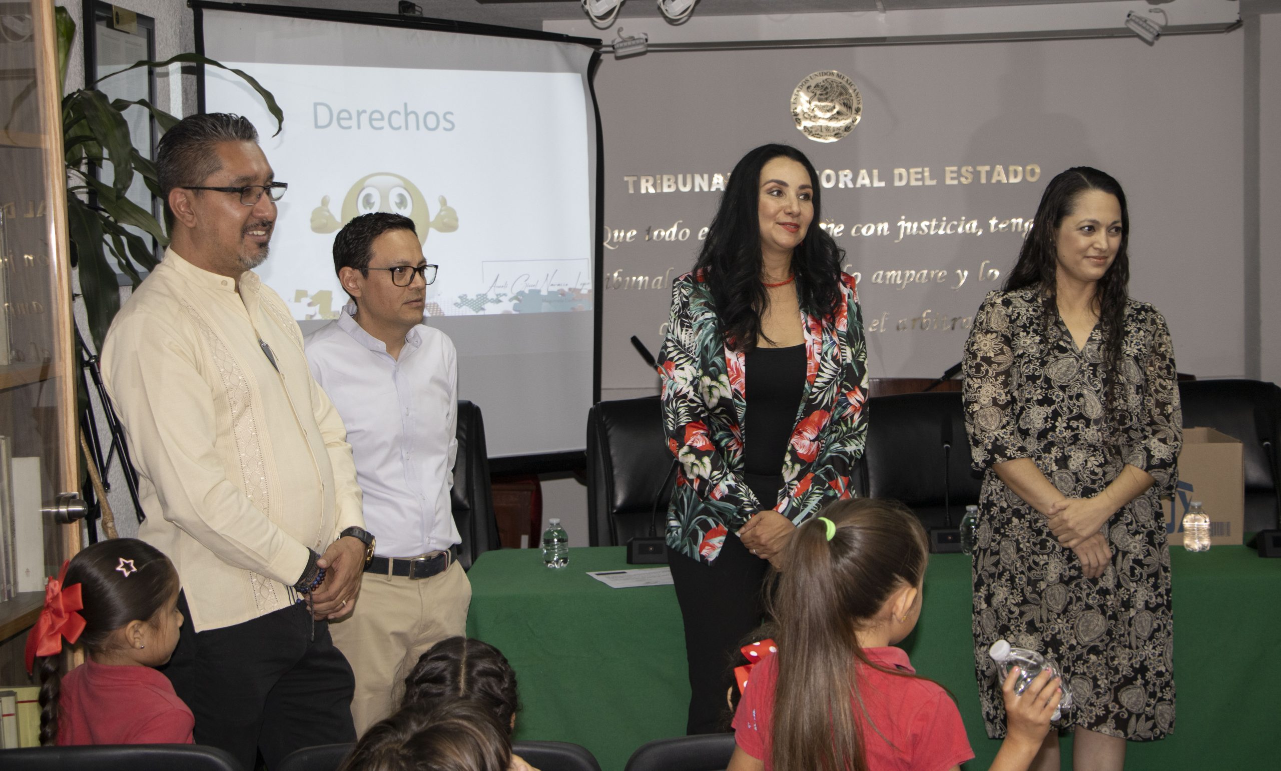 El día de hoy visitaron el Tribunal Electoral del Estado (TEEMICH) las niñas y niños estudiantes del Jardín de niños “Emilio Carranza”, familiares y docentes, con la finalidad de conocer los diferentes oficios u profesiones; así como sus actividades y como contribuyen a la sociedad.