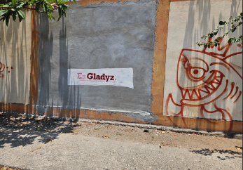 Imagen que contiene exterior, edificio, frente, grafiti

Descripción generada automáticamente